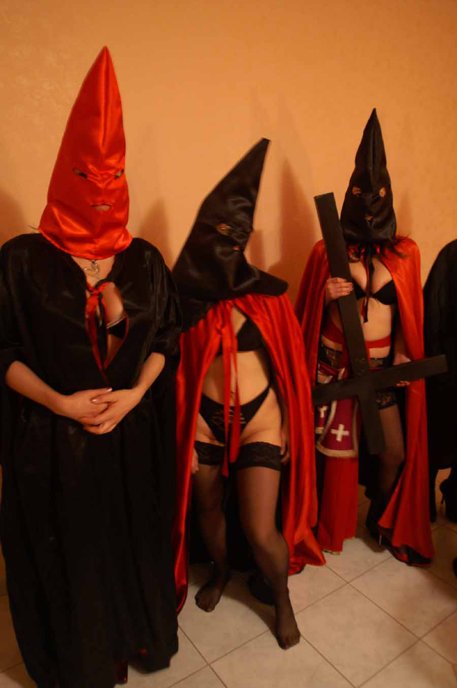 Messa nera: le novizie che sacrificheranno la propria illibatezza ai satanisti acidi di turno.