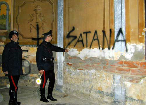 I carabinieri durante un sopralluogo all’interno di una chiesa sconsacrata, luogo abituale di satanisti, in provincia di Asti.