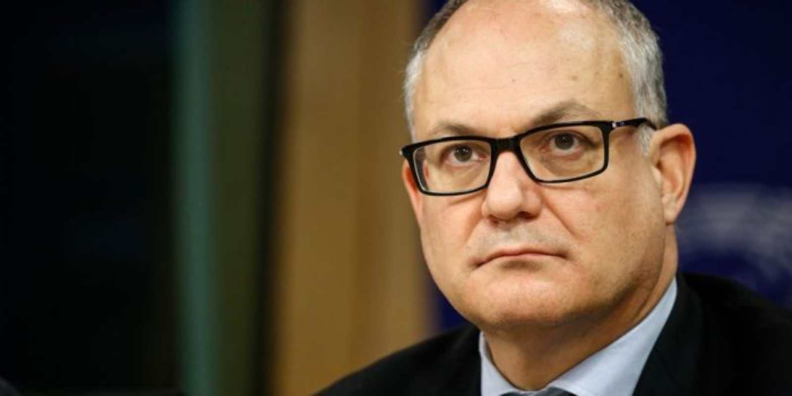 Lo sguardo serio del ministro Gualtieri