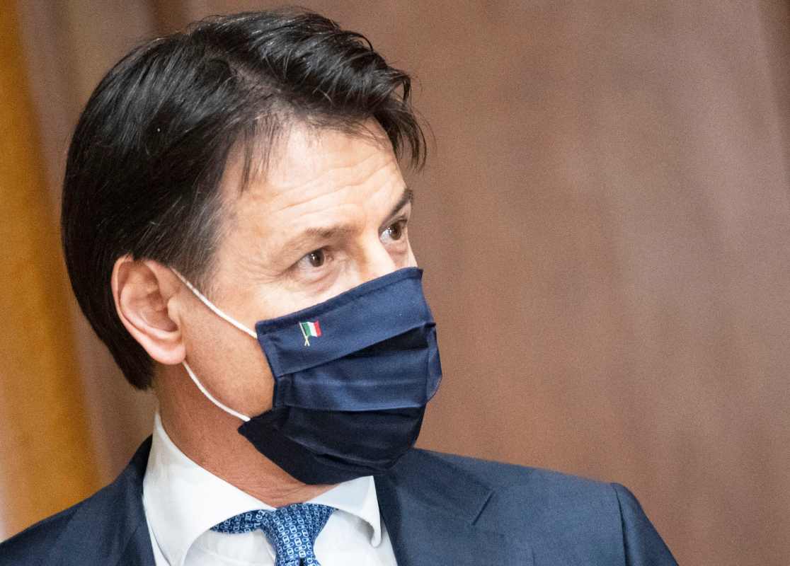 Conte con la mascherina